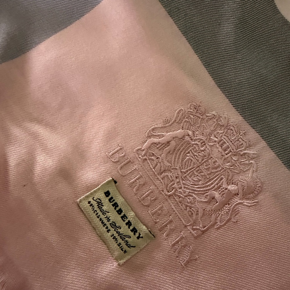 Burberry Wrap Shawl Scarf. - Picture 11 of 16